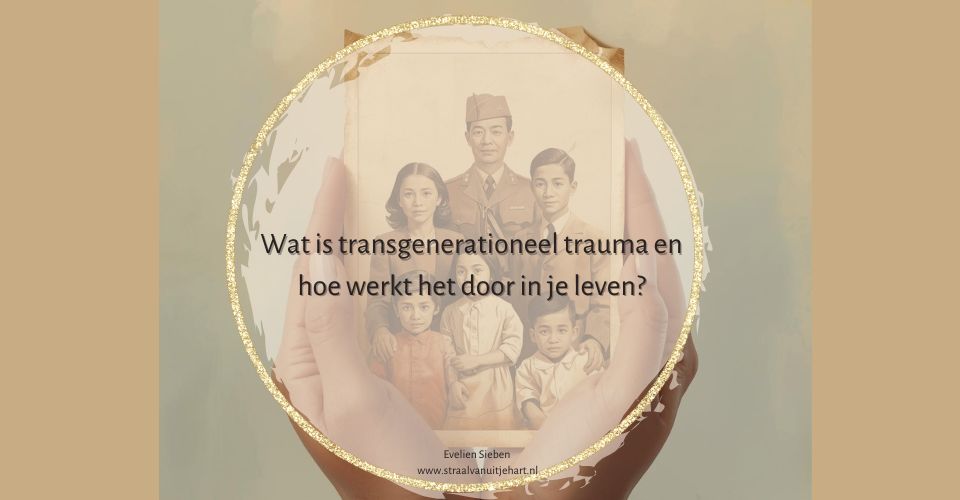 Illustratie van handen die een oude familiefoto van een Indonesisch gezin met KNIL-militair vasthouden als symbool voor transgenerationeel trauma en familiepatronen.